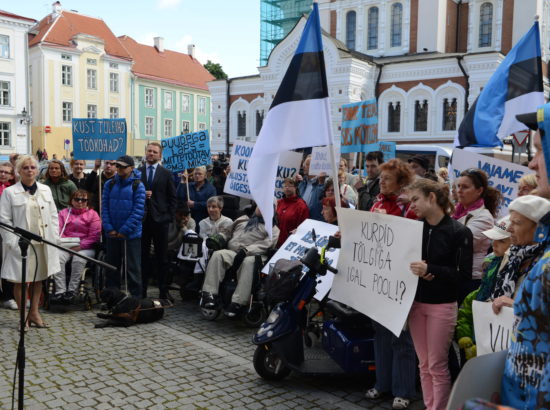 Eiki Nestor, Heljo Pikhof, Helmen Kütt, Urmas Kruuse ja Margus Tsahkna kohtusid puuetega inimestega